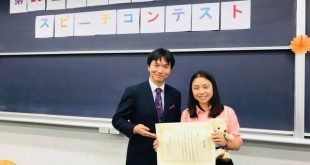 Nữ du học sinh Việt Đặng Thục Minh Yến nhận giải Đặc Sắc trong cuộc thi Hùng biện tiếng Nhật tại trường ĐH Quốc tế Tokyo, Nhật Bản.